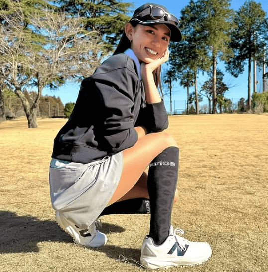 「ホント、カッコ可愛いね」美女トレーナー、ゴルフ女子モードに！”小麦色美脚ショット＆スイング”動画にファン熱視線