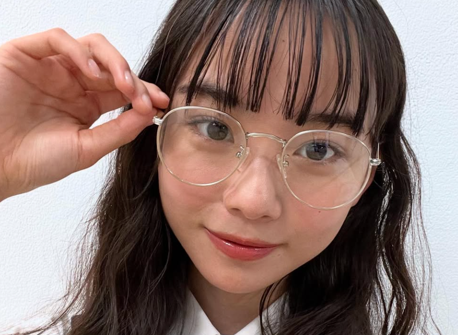 制服×メガネ姿が新鮮！ミスセブンティーン・松本麗世、夏号オフショット披露