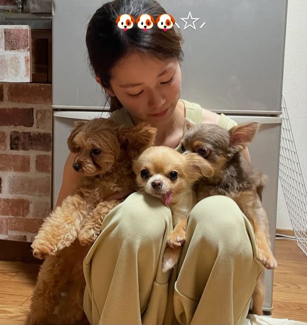 川口葵、癒し全開の“犬の集い”。可愛さ大渋滞のひとときに心ほどける