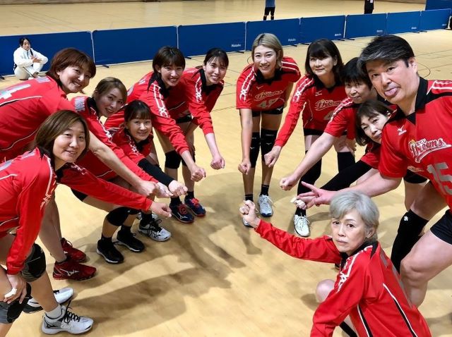 元女子バレー日本代表・狩野舞子「はつらつママさんバレーボール」参戦！ちょっとお茶目な植田さんが話題⁉