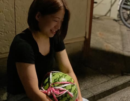 「マジで可愛すぎですよー」美女キックボクサー、着座スタイルの”でっかいスイカ・ いただきましたショット”を披露！ファン歓喜