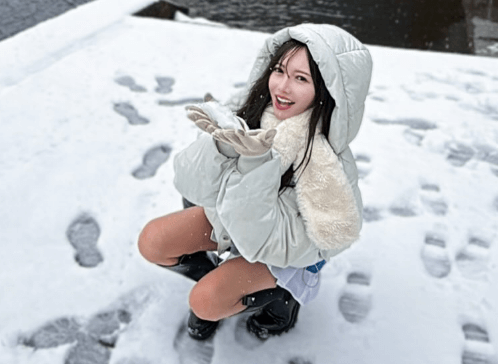 注目の個性派美人女優、大雪のなか箱根神社へ！雪との”お戯れ・ショット”が可愛すぎと話題に「Super cool」