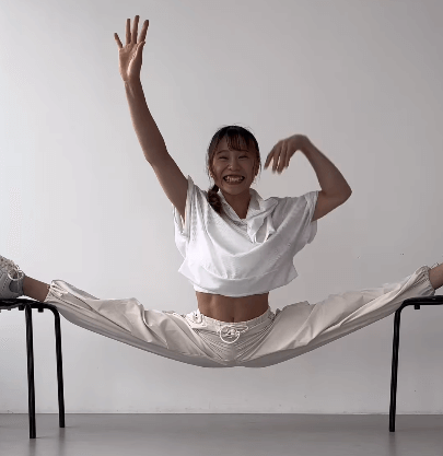 「人間超えたな」刃牙ファン大歓喜！あの美女体操選手、”範馬勇次郎”の180度超え大開脚ポーズを再現しネット大反響