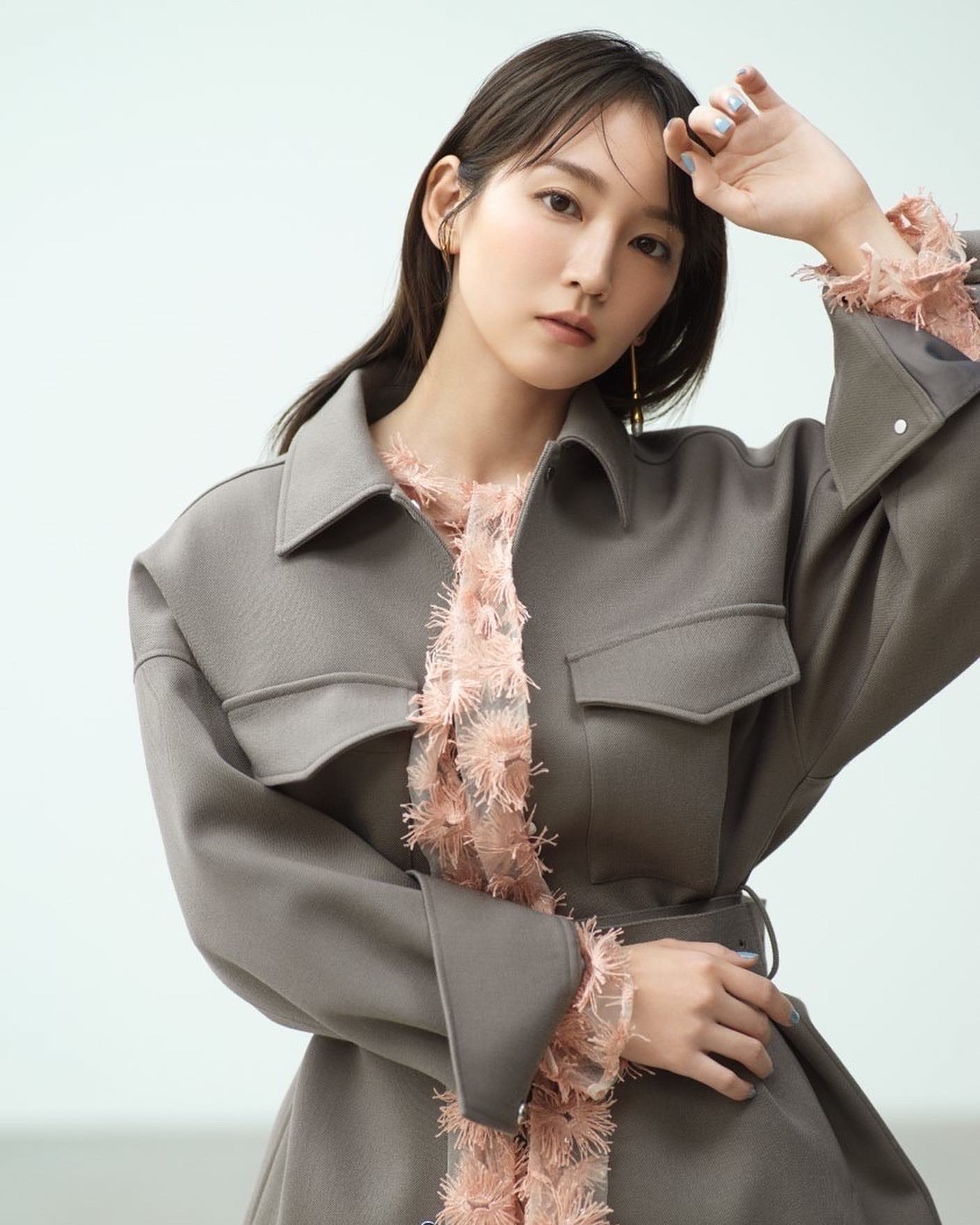 吉岡里帆 雑誌表紙とオフショットを同時公開🌟