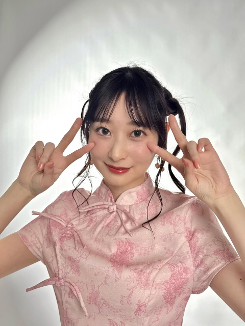 ミニスカチャイナコスから美脚がスラリ！激カワ声優の