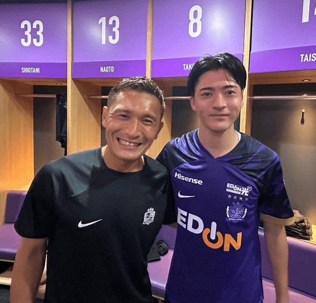 サンフレッチェ広島所属の青山敏弘が川村拓夢の移籍を祝福！