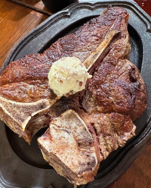 お笑いタレント 有吉 超ド級のステーキを食す！