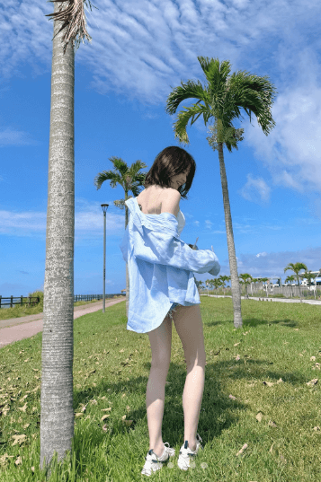 久間田琳加、沖縄での撮影風景を公開！ボブとロングで魅せる来年のカレンダーに期待