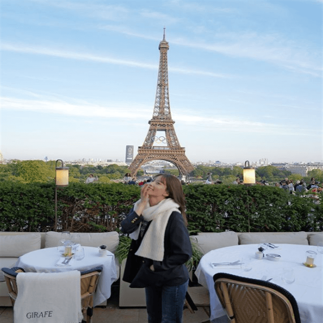 女優・藤田みりあ「IN フランス！」エッフェル塔バックのレストランで至福のひと時