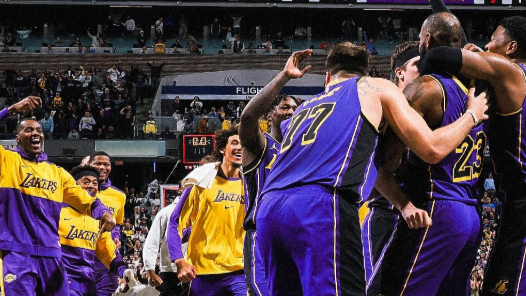 レイカーズの“神ワザ集”が話題！ブザービーターの名シーンが大集合