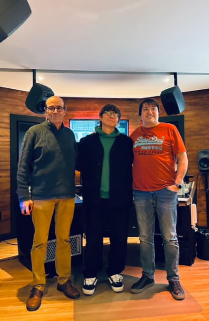 ポルノグラフィティ・岡野昭仁が有名音楽プロデューサーに挟まれ３Sを公開