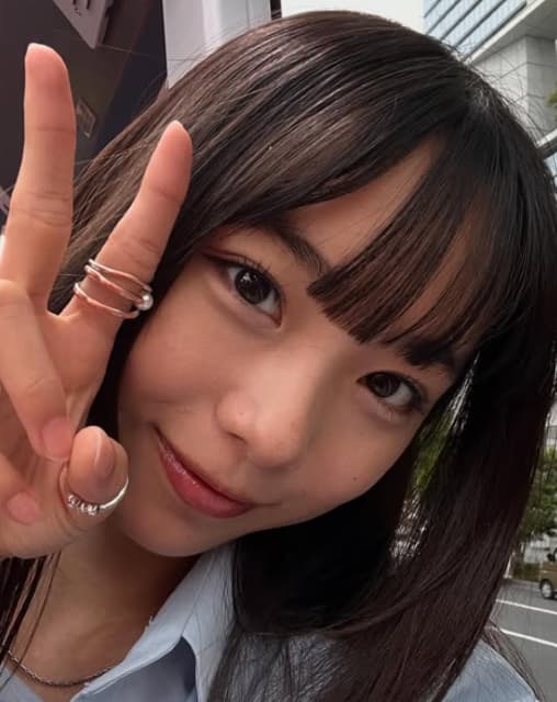 モデル・松本麗世のピースが可愛すぎる！「完璧」「天使」と話題に！