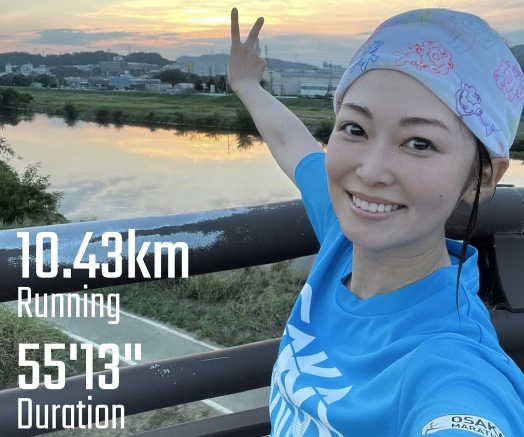 「ベリービューティフル」スマイル美女ランナー、幻想的な美観のなかで魅せた”早朝ランショット”！「それだけ走れるのって凄い！」