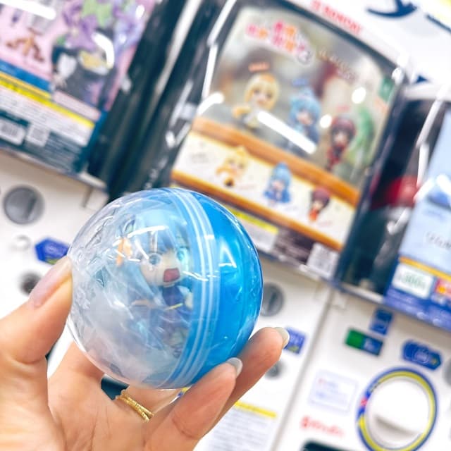 「閉じ込められてるｗ」人気女性声優が投稿した”カプセルの中が似合う”『このすば』キャラの写真に共感の嵐！