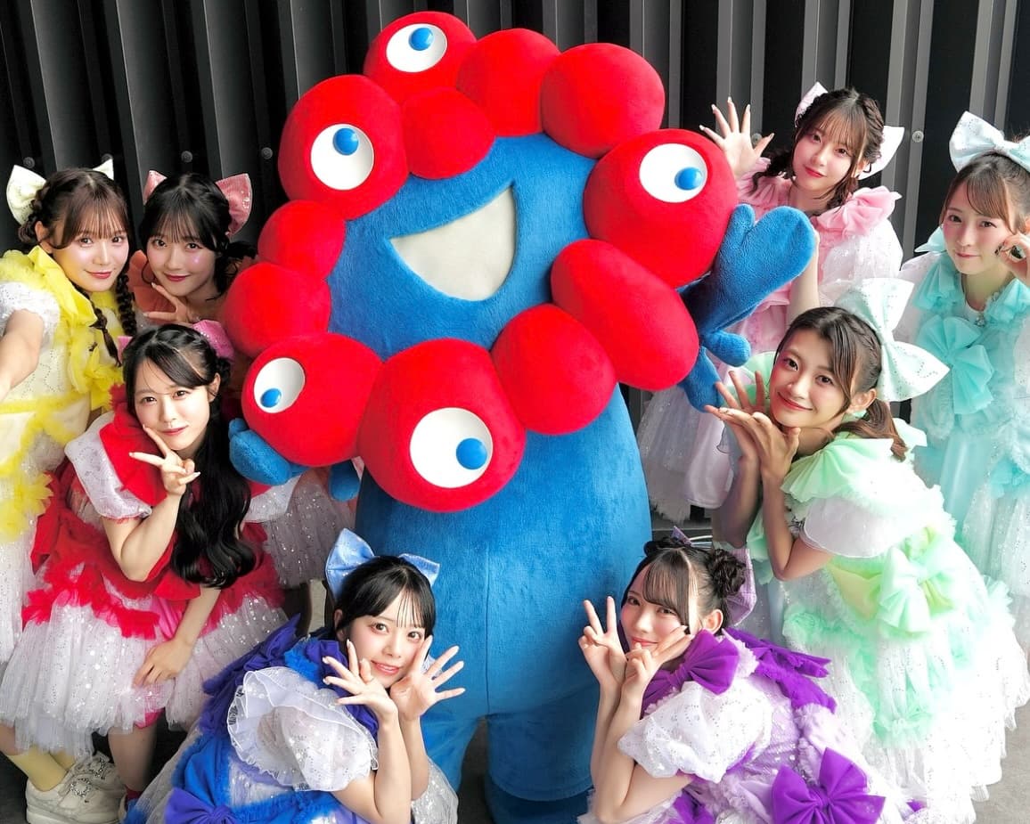 ファンは生まれ変わったらなりたい！？CUTIE STREETが万博公式キャラクター・ミャクミャクと集合ショット撮影