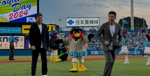 なかやまきんに君が始球式で筋肉を封印しまさかの結果に