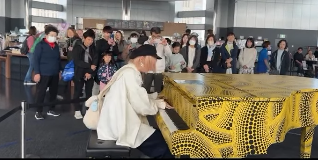 ハラミちゃん、最新アニメ曲を披露！外国人の反応に爆笑⁉️