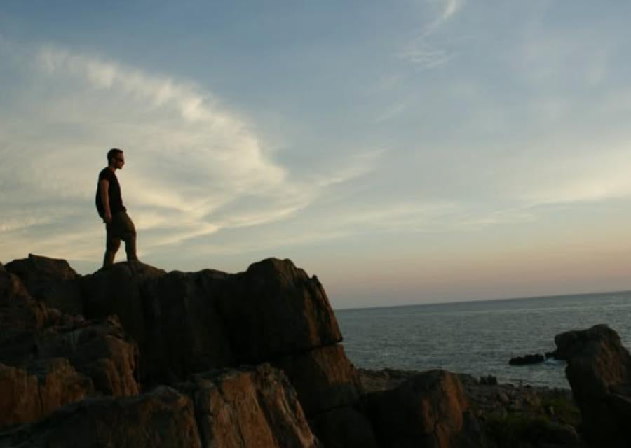 中田英寿、日本海の柱状節理に息を呑む 東尋坊紀行