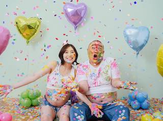 第一子妊娠中・人気タレント 夫との幸せ満載マタニティフォト公開で話題に「幸せが伝わって来ます」