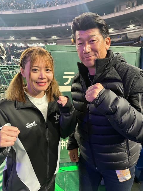 STARDOM【スターダム】岩谷麻優がベイスターズ 三浦監督との2ショットを投稿！