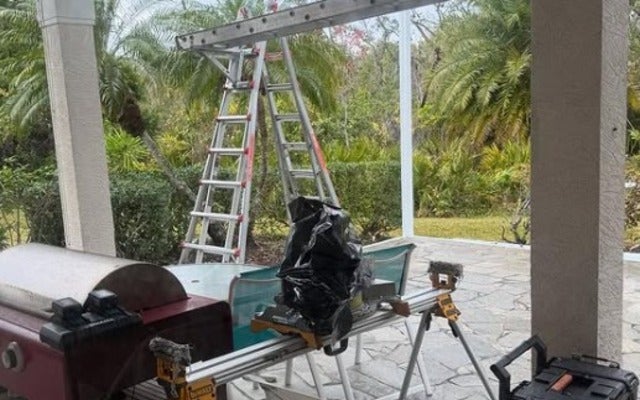 「もう来ないでよ、ハリケーン」上原浩治が壊れたラナイを修理してもらう！