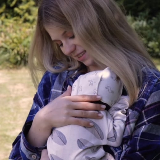 「4回転ジャンプの女王」トルソワ、息子と公園デビュー！優しいママの顔にファン歓喜「美しすぎる」「まるで妖精」