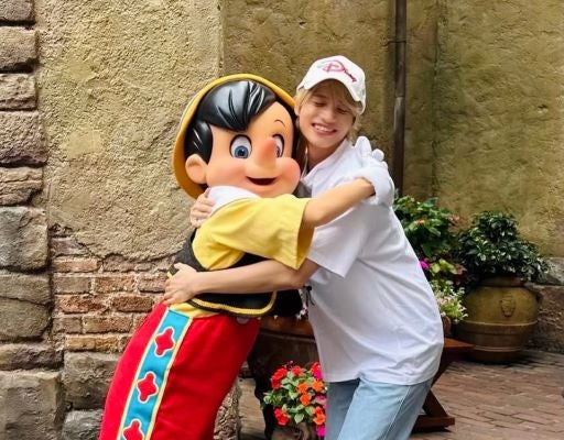 中間淳太、ピノキオとの夢ハグに心ときめく。“鼻たかだか”の笑顔全開で童心スイッチ全力オン