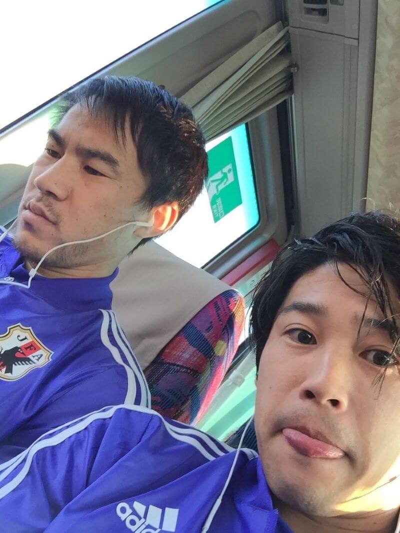 「お疲れさまでした最後まで💪」内田篤人が引退発表の岡崎慎司を労う 意外なショットにファン歓喜💖