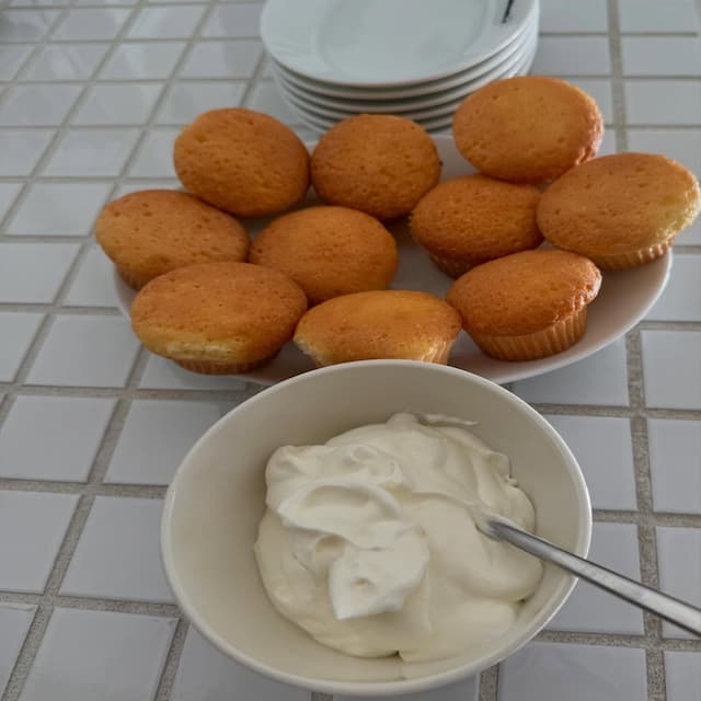 「撮影のみなさんのおやつはマフィンを！」料理家・栗原はるみ、撮影のオフショットを公開！！