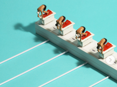 田中達也、「Swimming Race」公開！混戦のコンセントが話題に