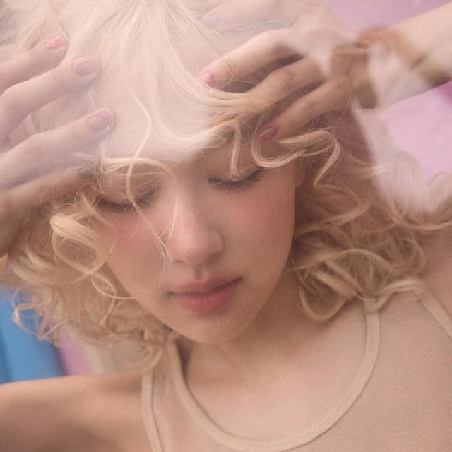 BLACKPINKのロゼがアルバムの撮影ショットを公開し「リアルバービー」「とろける可愛さ」と話題に