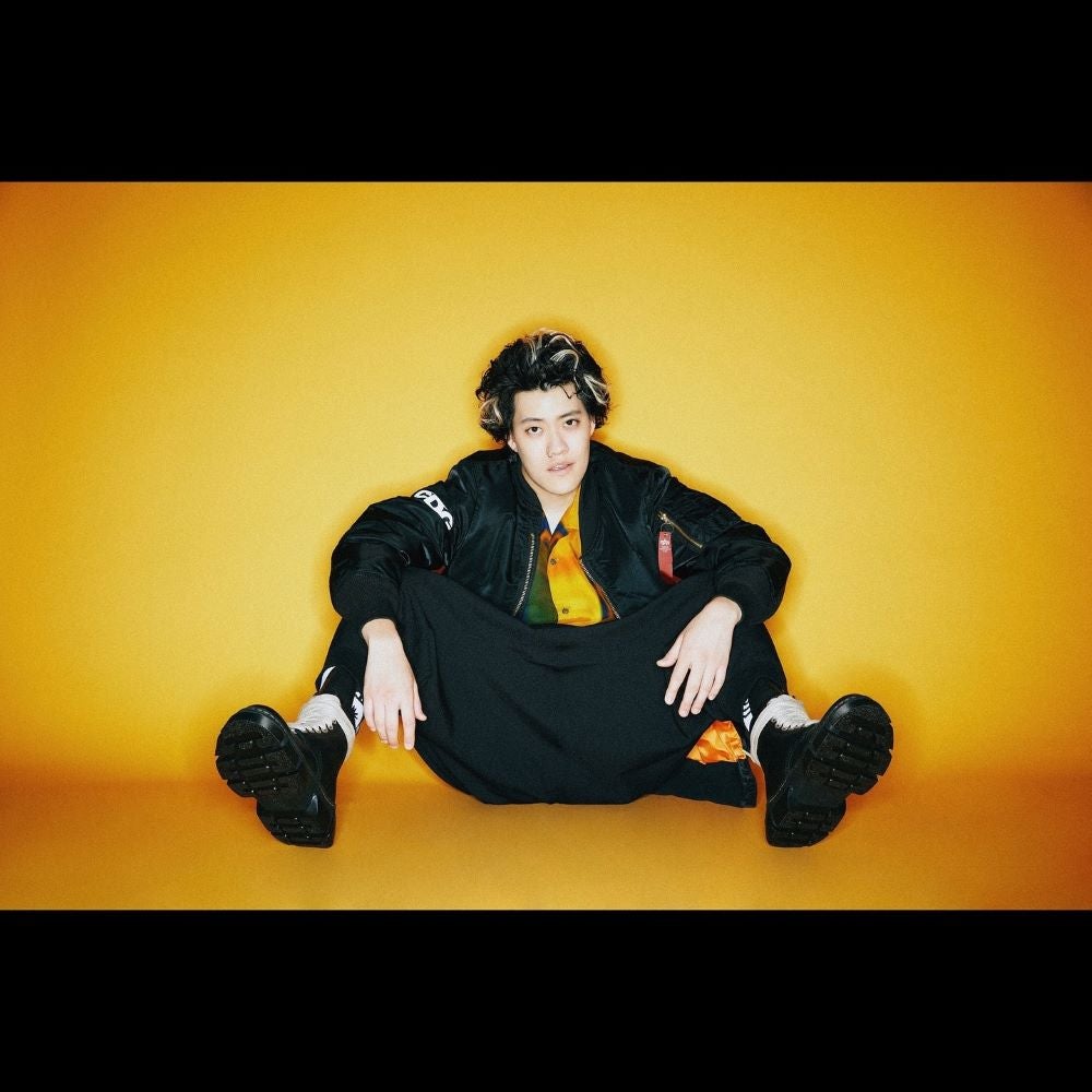 「なにがあった」「垢抜けすぎ」毒舌芸人、衝撃のギャップ写真に賞賛の嵐