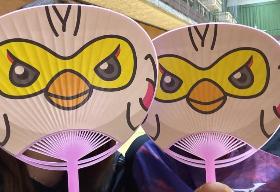 夏の応援グッズ登場 荒谷栞が魅せる“ヴィックうちわ”で盛り上がる瞬間