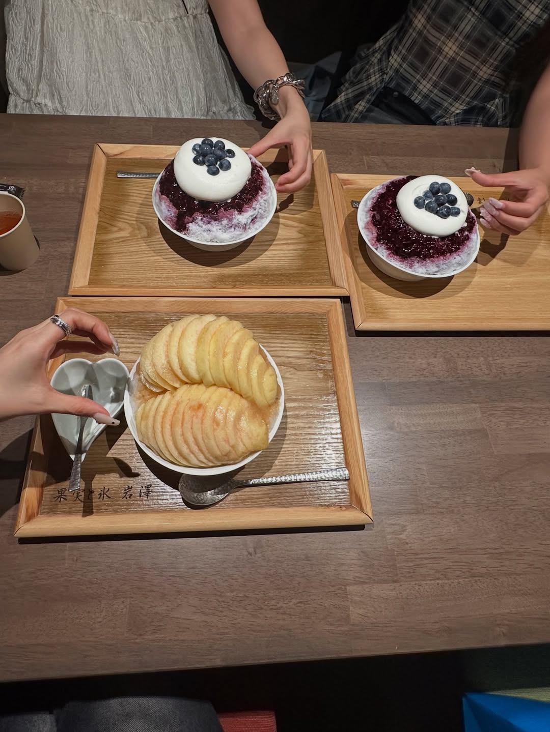 乃木坂46出身モデル、おいしいものを食べながら友人とたくさん話す大好きな時間！