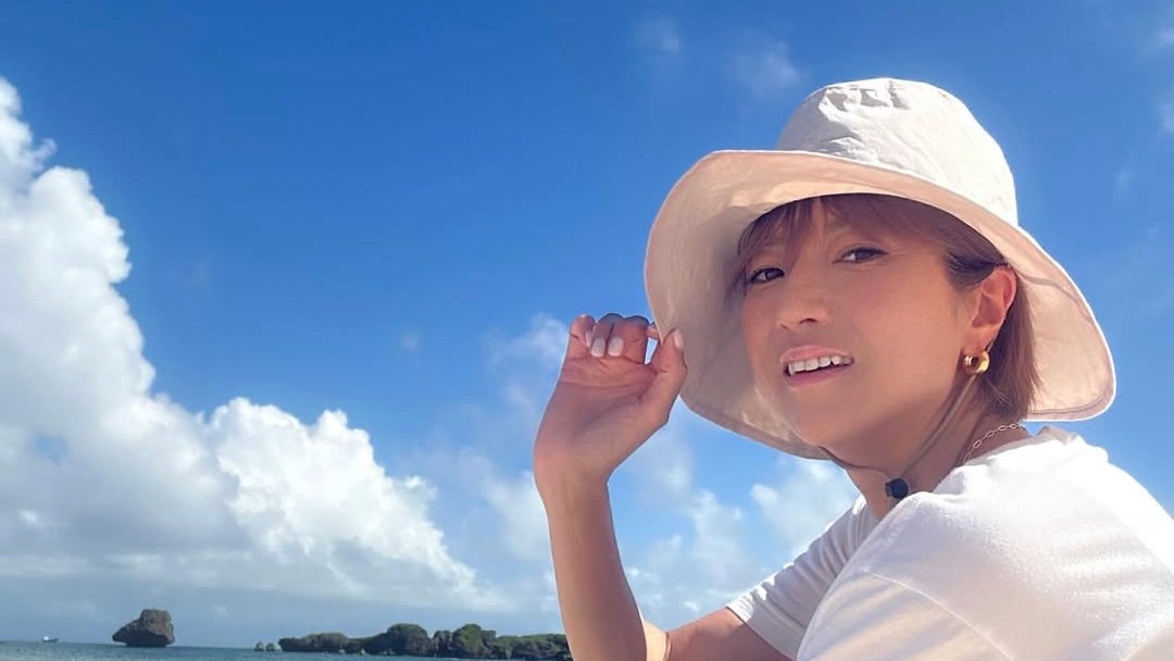 hitomi、宮古島でのナチュラルなオフショット大公開にファンもほっこり気分に！