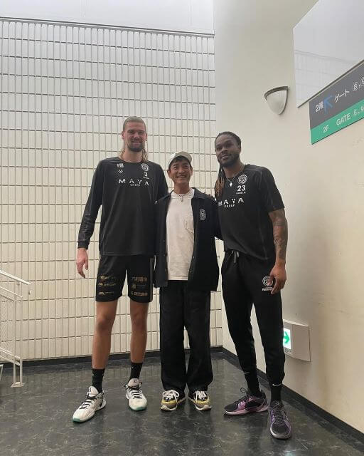 沢村一樹、鹿児島レブナイズの超イケメン外国人選手と笑顔の3ショット！試合は波乱も感動の展開に