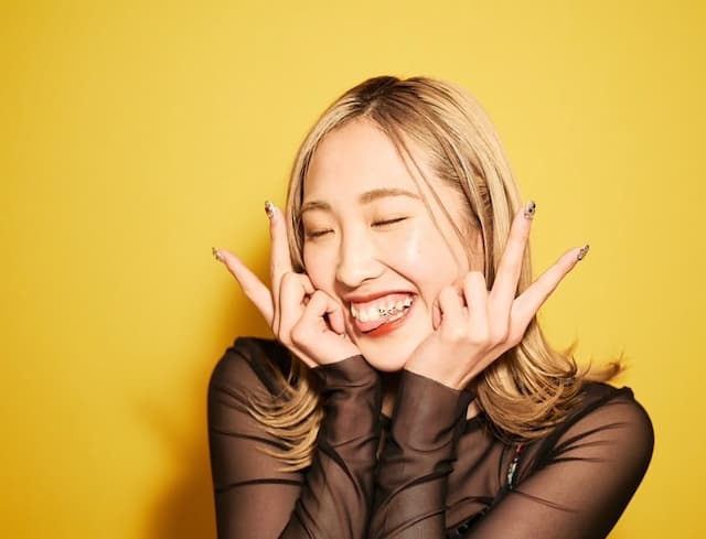 『次のデザインが楽しみ！』森ひかる、ティースジュエリーで笑顔を輝かせる