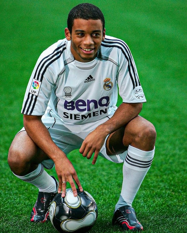 サッカー界の伝説超攻撃的サイドバックが引退　ファンからは労いの声相次ぐ