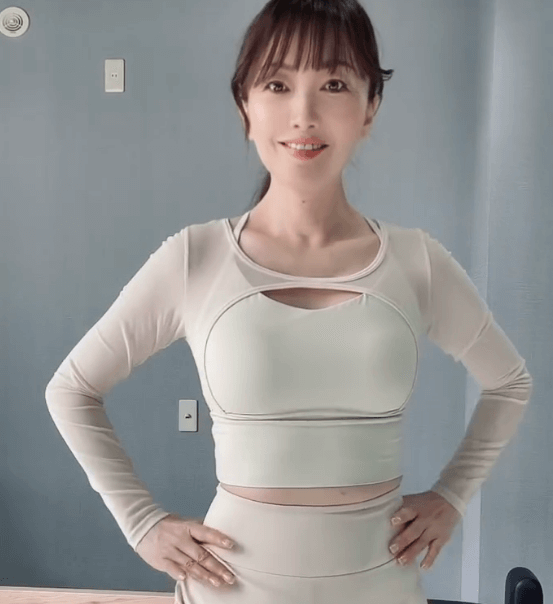 「お美しゅうございます」国宝級美魔女、美BODYを叶えたピラティスショット＆ムービーが”美”だと反響！「美〜〜〜」