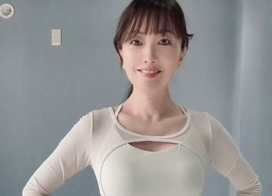 「お美しゅうございます」国宝級美魔女、美BODYを叶えたピラティスショット＆ムービーが”美”だと反響！「美〜〜〜」