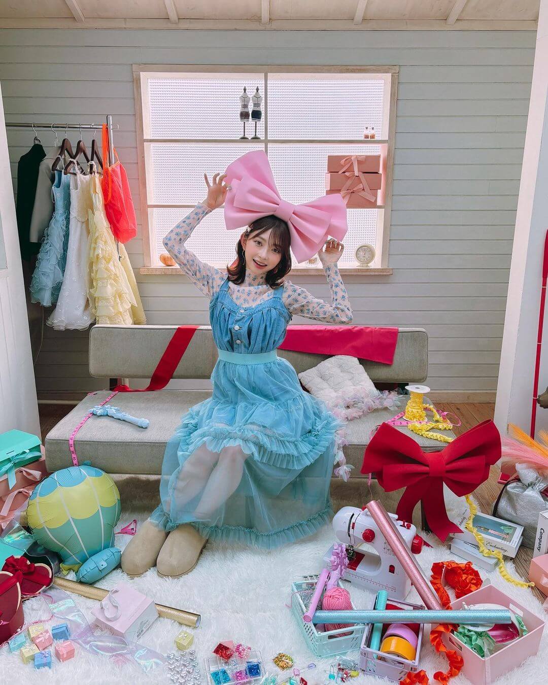 今を時めくアイドルグループ ブルー担当の”あの人”がオフショット公開で話題！