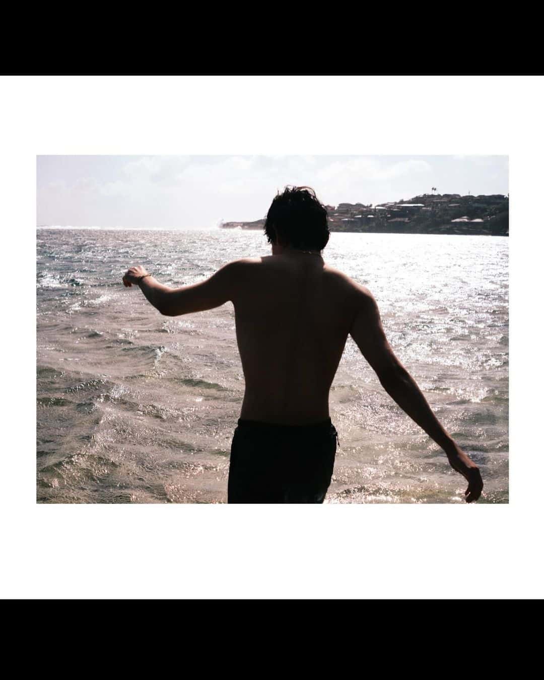 あの後ろ姿はだれ？兵役中の大人気韓国アイドルグループのメンバーが最新ショット公開