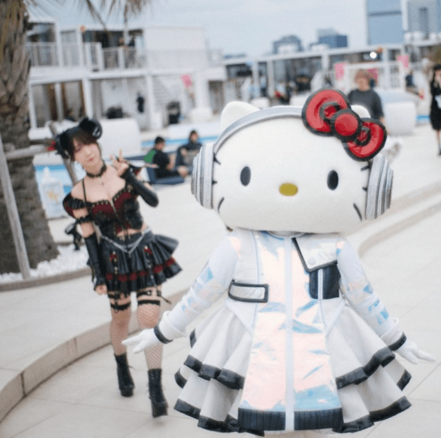 「可愛いすぎるやろ」伊織もえ、ミニスカ×アミタイでキティちゃんとツーショット！