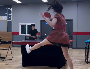 『スマッシュを華麗に決めた！』卓球美女、渡韓中に披露した白熱の卓球ムービー！ファン注目の眼差し