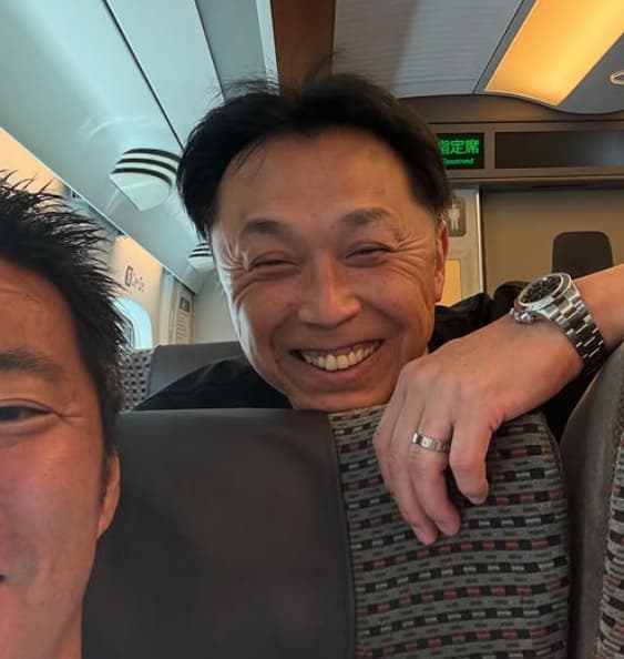 「その車内豪華すぎw」上原浩治、新幹線で偶然会ったヤクルトのあの先輩とのツーショットを公開！