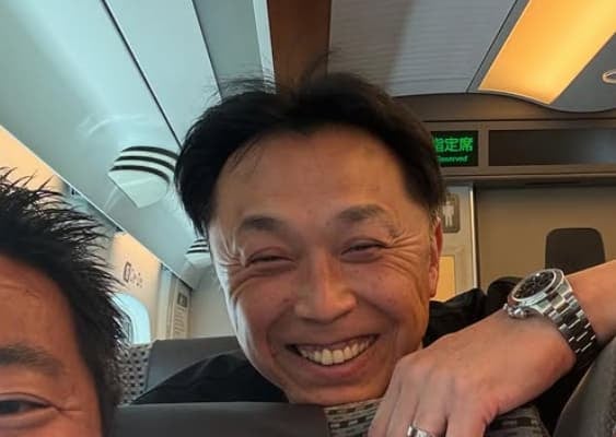 「その車内豪華すぎw」上原浩治、新幹線で偶然会ったヤクルトのあの先輩とのツーショットを公開！