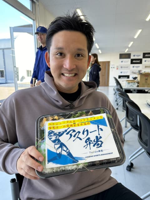 杉谷拳士がアスリート弁当に感謝！不意打ちで元プロ野球選手とツーショット！