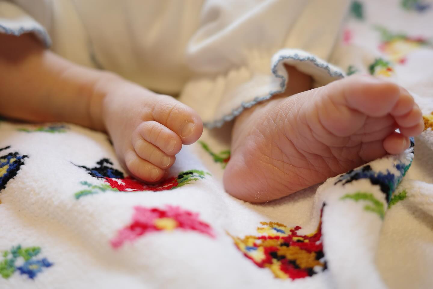 佐藤都志也選手に第1子誕生！「感謝の気持ちでいっぱい」ロッテの頼れる捕手がパパに