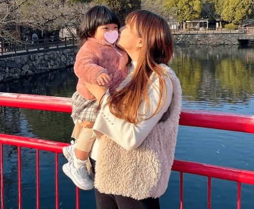 「Chu～！！」美女ママゴルフインフルエンサー、愛娘と姫路城まで”愛を表現”！「心が浄化されました」