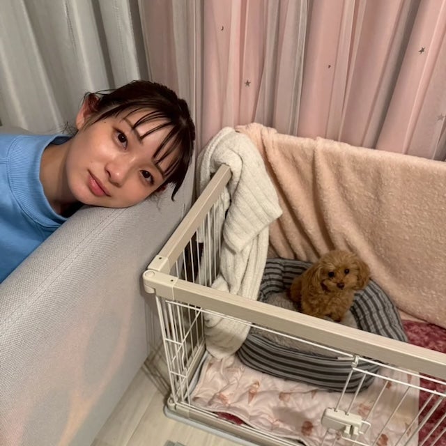 「首だけ差し出しているのが堪りませぬ」足立梨花と子犬のツーショットにファンからコメント続々